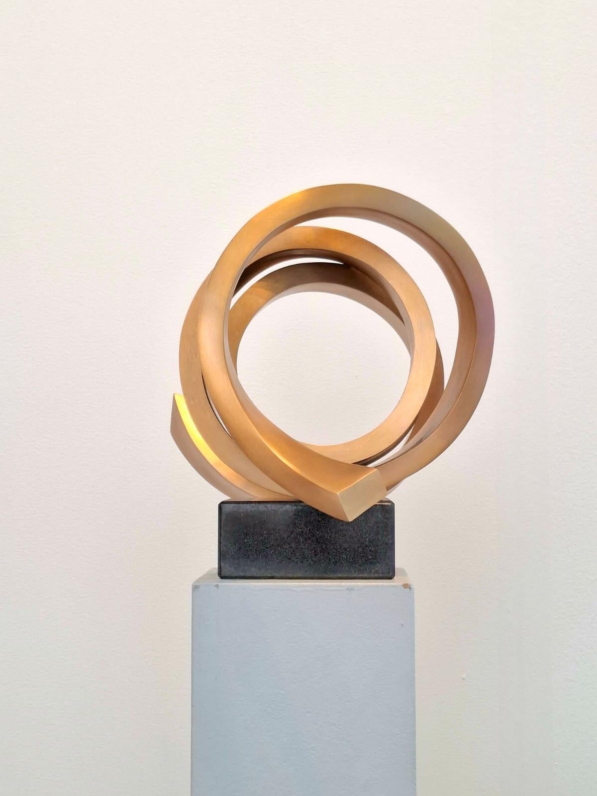 Balance 4 di Kuno Vollet - Scultura in bronzo lucidato in oro con base in granito in vendita 1