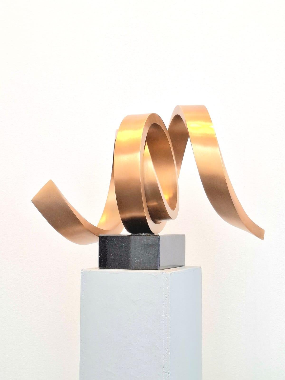 Balance 4 di Kuno Vollet - Scultura in bronzo lucidato in oro con base in granito in vendita 2
