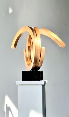 Balance 5 von Kuno Vollet - Zeitgenössische elegante Skulptur aus polierter Bronze