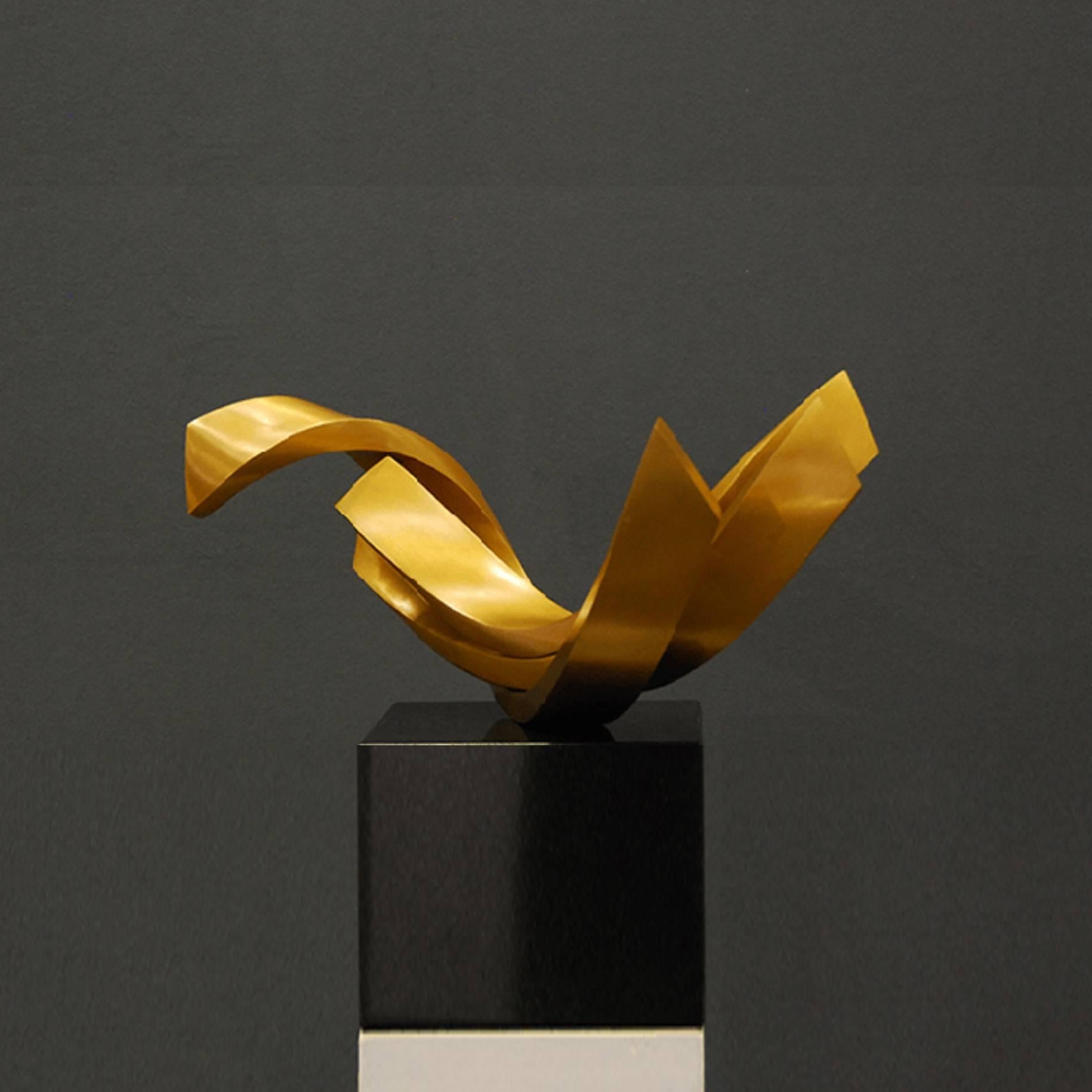 Balance by Kuno Vollet - Contemporary elegant Golden polished Bronze sculpture 1