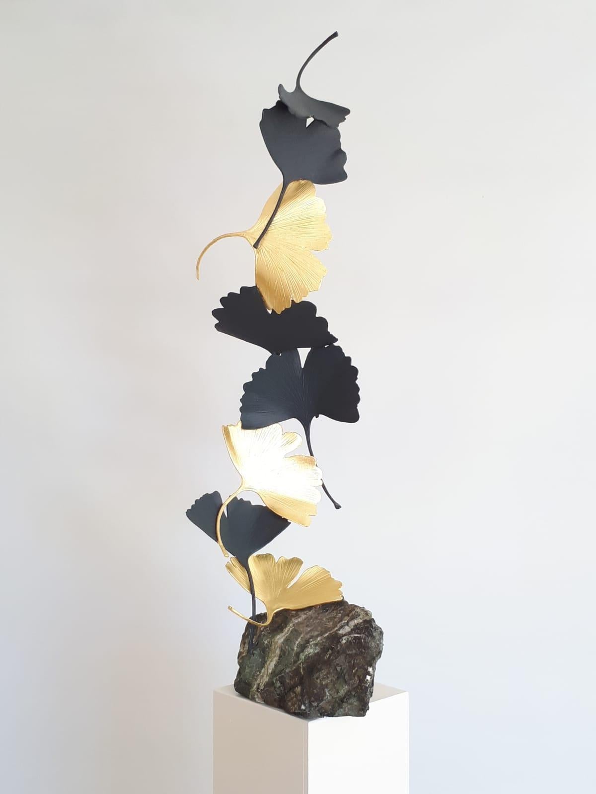 Schwarzer und goldener Gingko von Kuno Vollet Zeitgenössische Bronzeskulptur auf Granit im Angebot 1