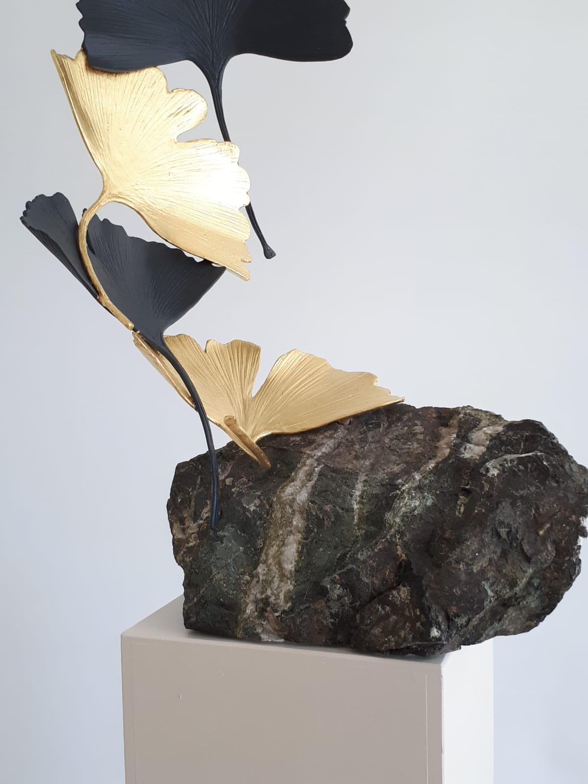 Schwarz und Gold Gingko von Kuno Vollet Zeitgenössische Bronzeskulptur auf Granit im Angebot 2