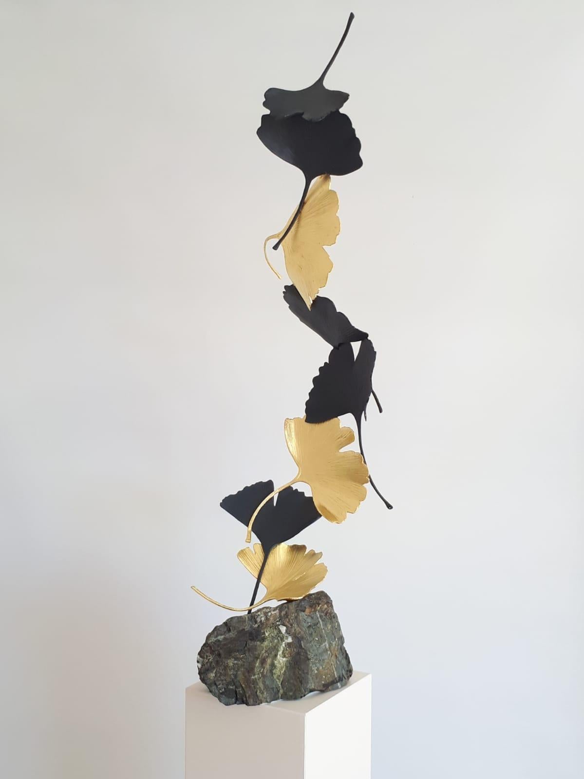 Schwarzer und goldener Gingko von Kuno Vollet Zeitgenössische Bronzeskulptur auf Granit im Angebot 3