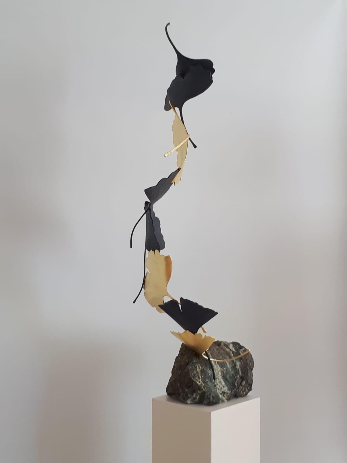 Schwarzer und goldener Gingko von Kuno Vollet Zeitgenössische Bronzeskulptur auf Granit im Angebot 4