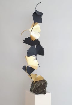 Schwarzer und goldener Gingko von Kuno Vollet Zeitgenössische Bronzeskulptur auf Granit