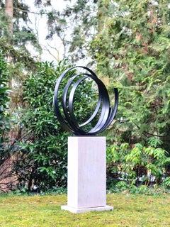 Black Orbit di Kuno Vollet - Grande scultura rotonda contemporanea a forma di orbita