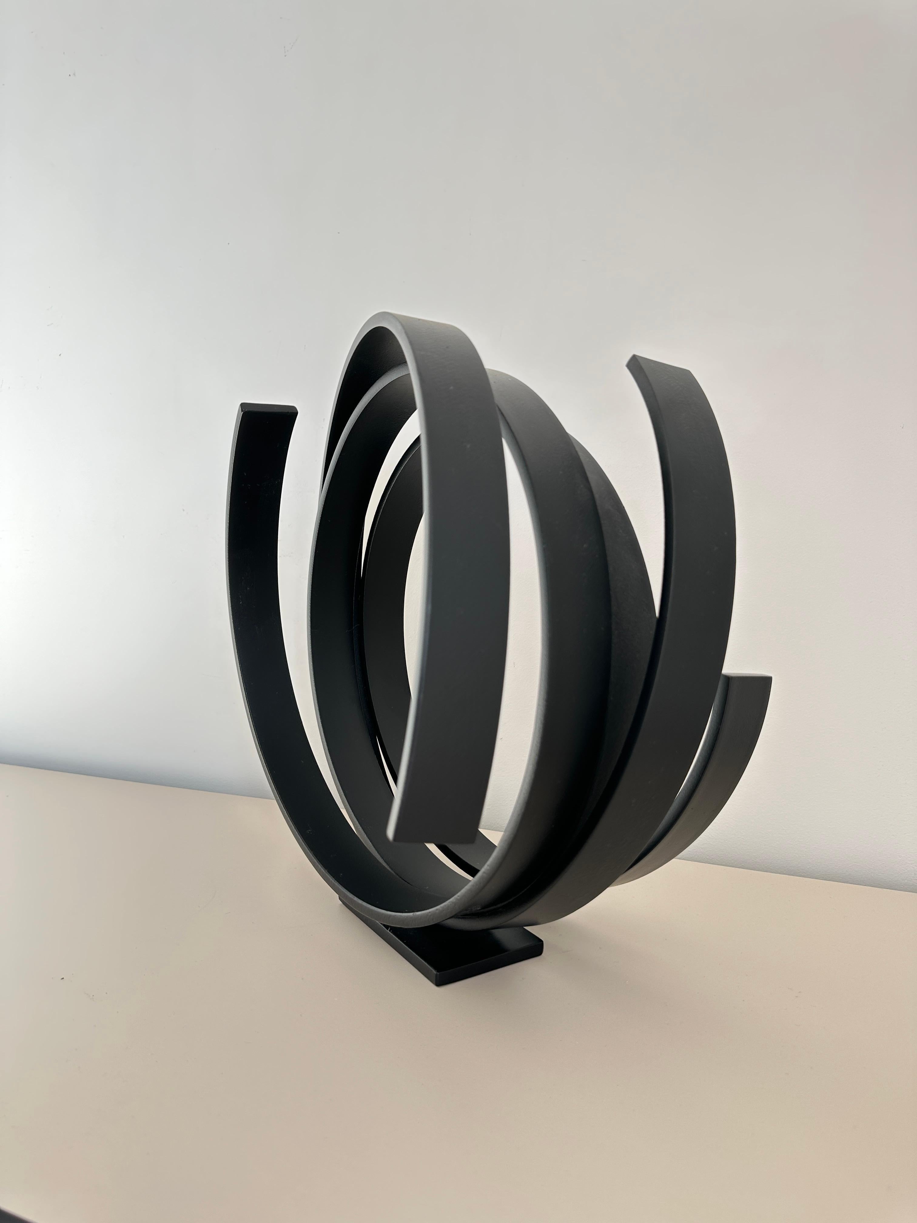 Órbita negra de Kuno Vollet - Escultura orbital redonda contemporánea de gran tamaño en venta 4