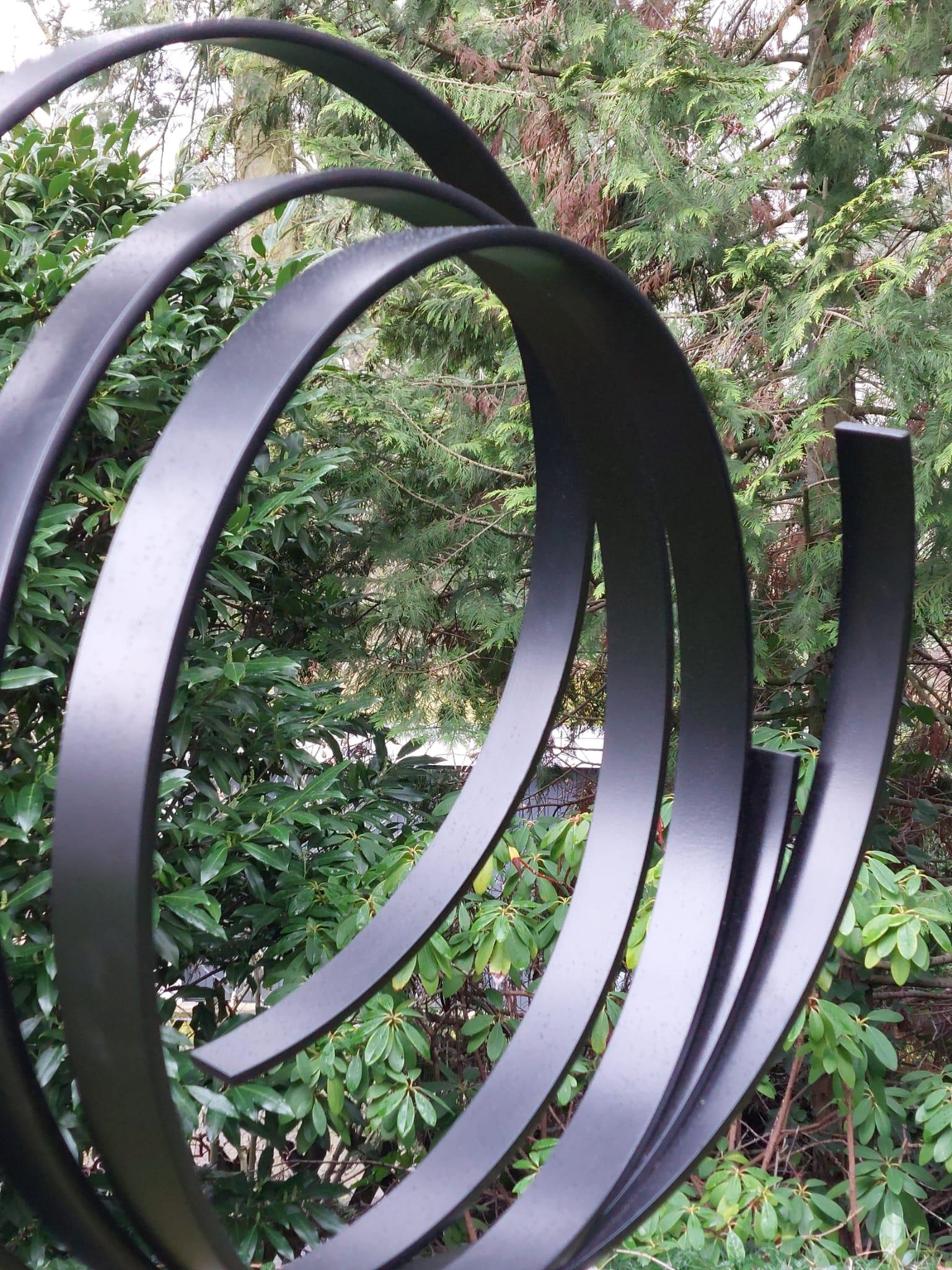 Black Orbit de Kuno Vollet - Grande sculpture contemporaine en forme d'orbite ronde  en vente 5