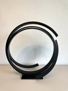 Black Orbit de Kuno Vollet - Grande sculpture contemporaine en forme d'orbite ronde 