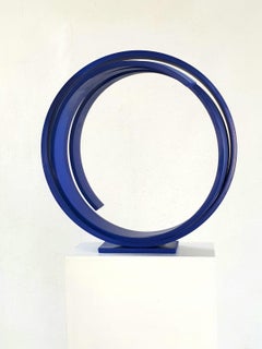 Orbita Azul de Kuno Vollet - Escultura abstracta contemporánea circular de acero azulado
