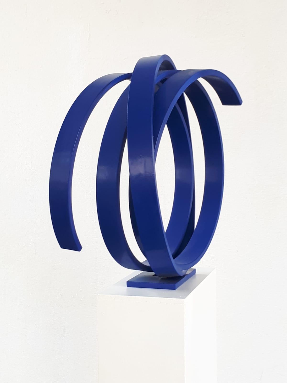 Orbita Azul de Kuno Vollet - Escultura abstracta contemporánea circular de acero azulado en venta 2