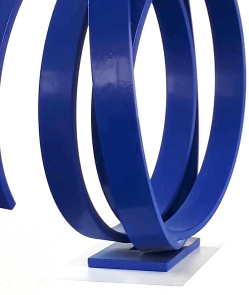 Orbita Azul de Kuno Vollet - Escultura abstracta contemporánea circular de acero azulado en venta 3