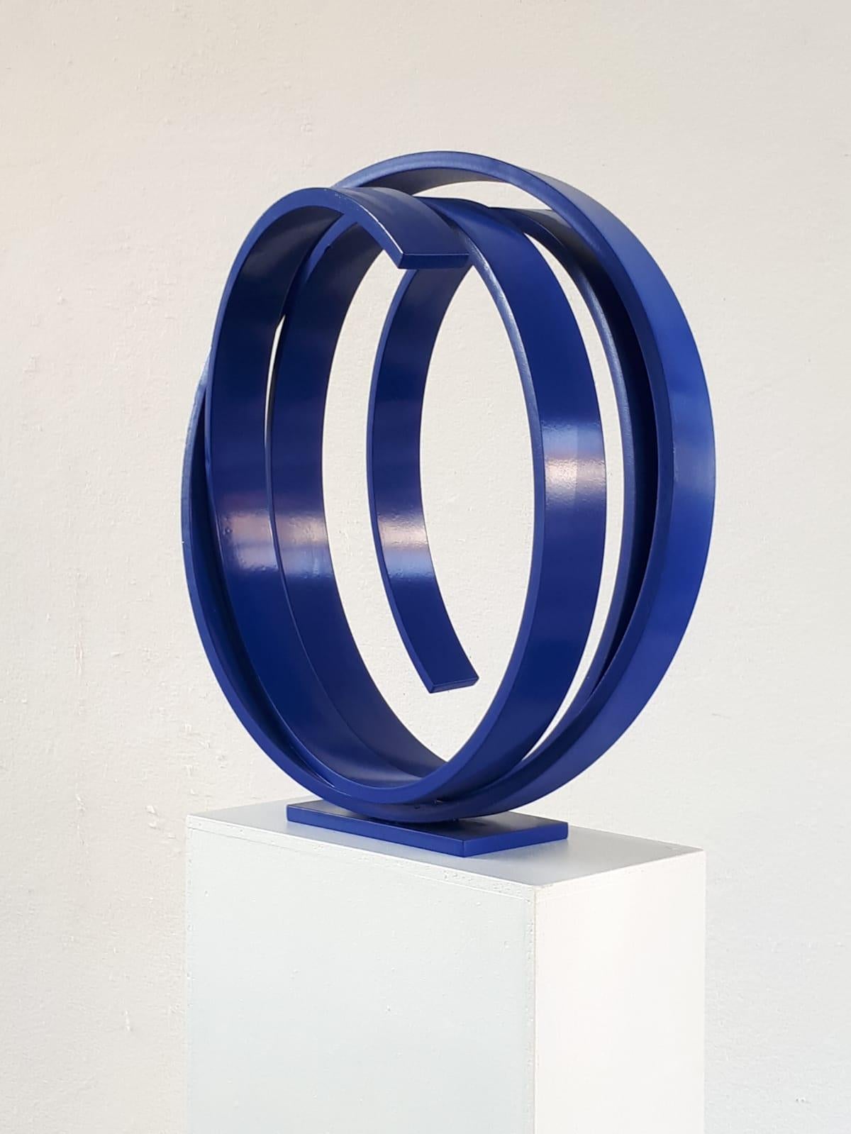 Blaue Orbit von Kuno Vollet - Zeitgenössische abstrakte runde blaue Stahlskulptur