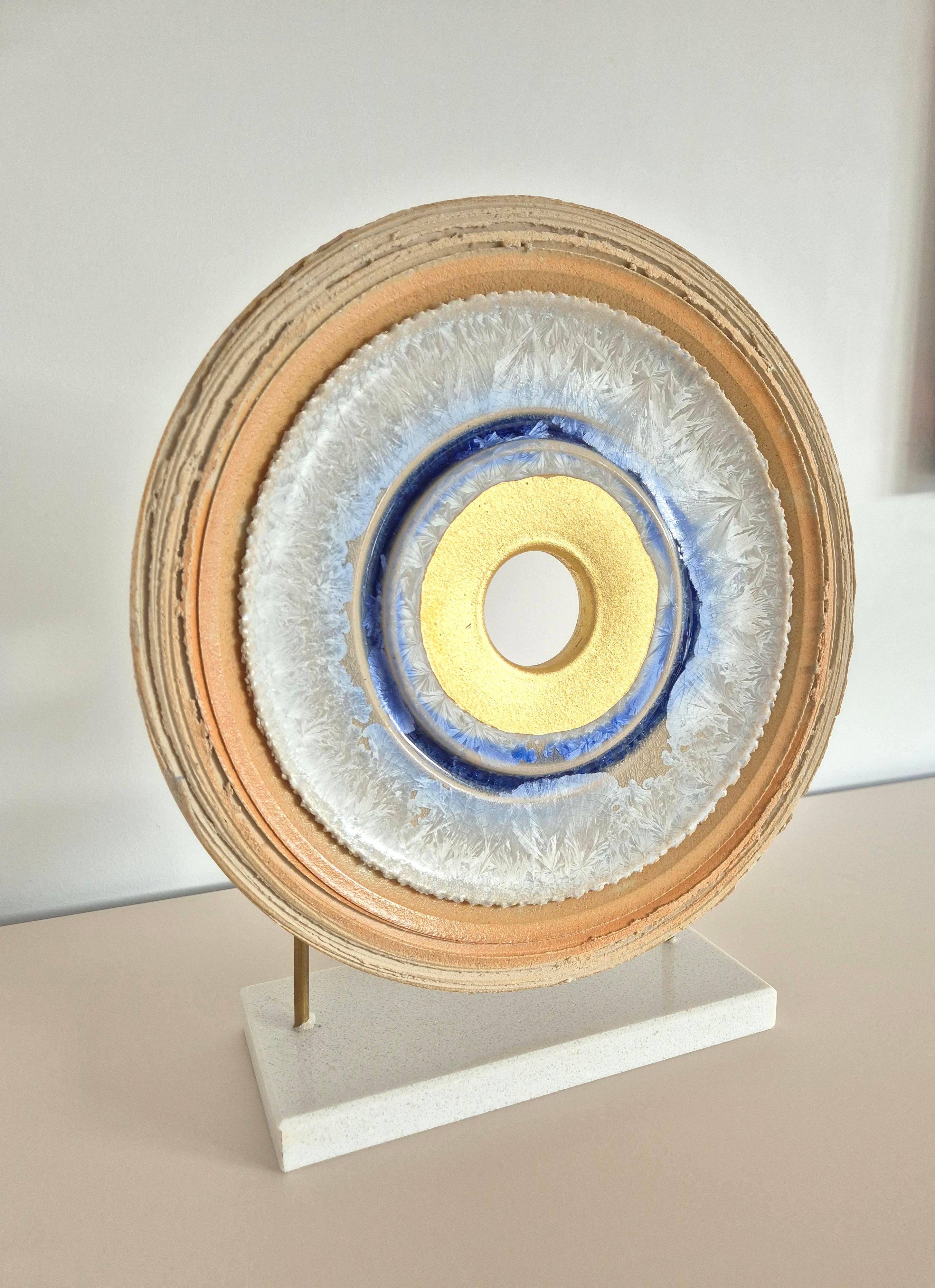 Creatio Continua Ice by Kuno Vollet - gold, blue circular ceramic sculpture en venta 2