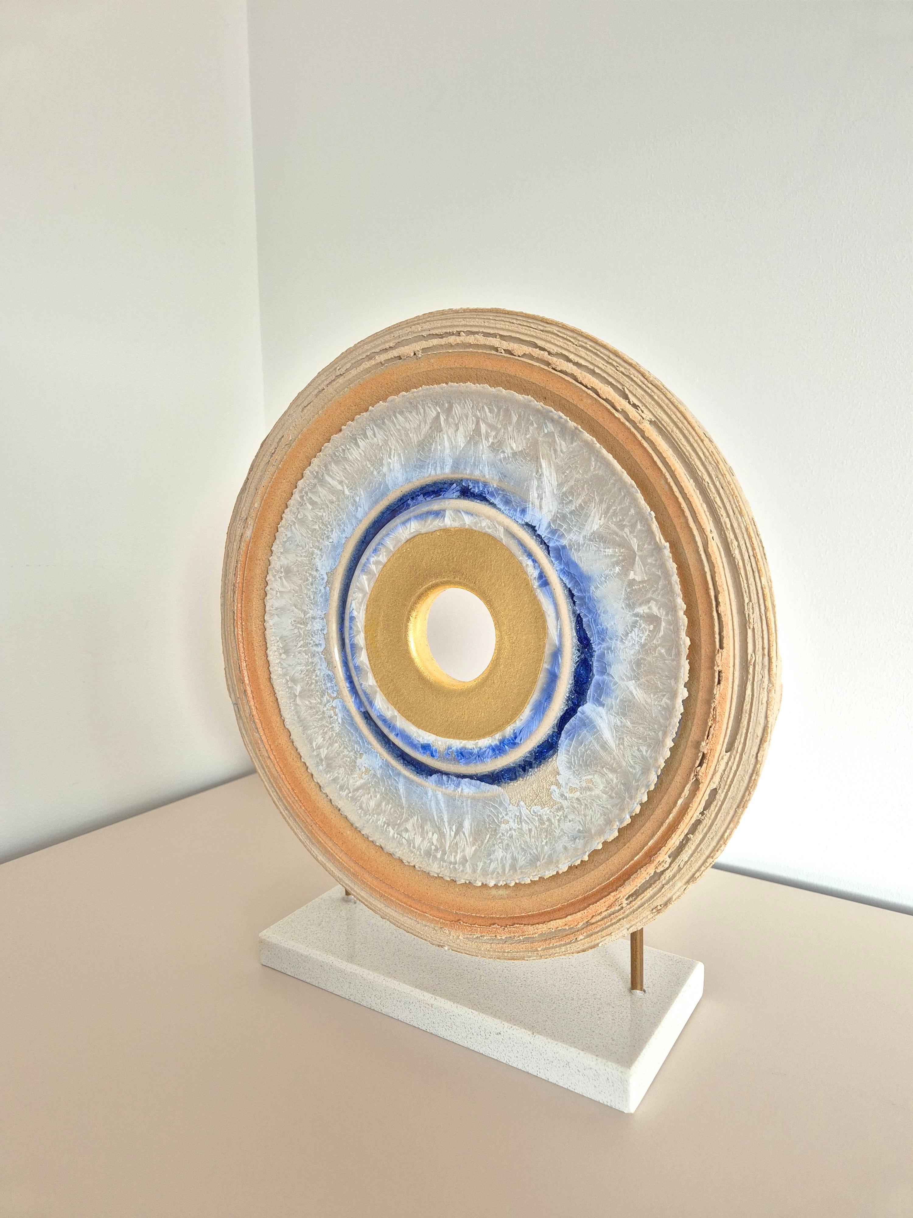 Creatio Continua Ice by Kuno Vollet - gold, blue circular ceramic sculpture en venta 3
