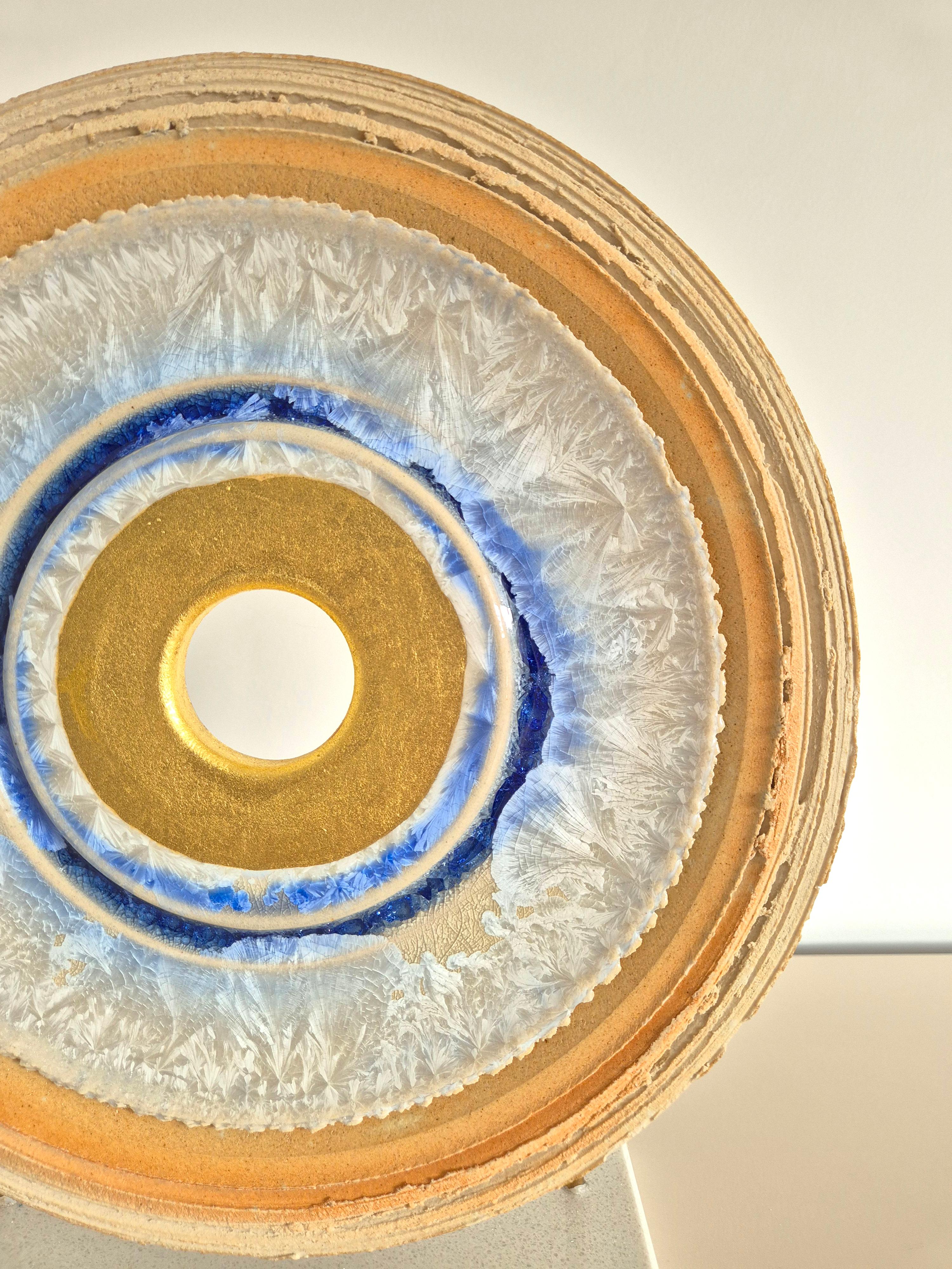 Creatio Continua Ice by Kuno Vollet - gold, blue circular ceramic sculpture en venta 4