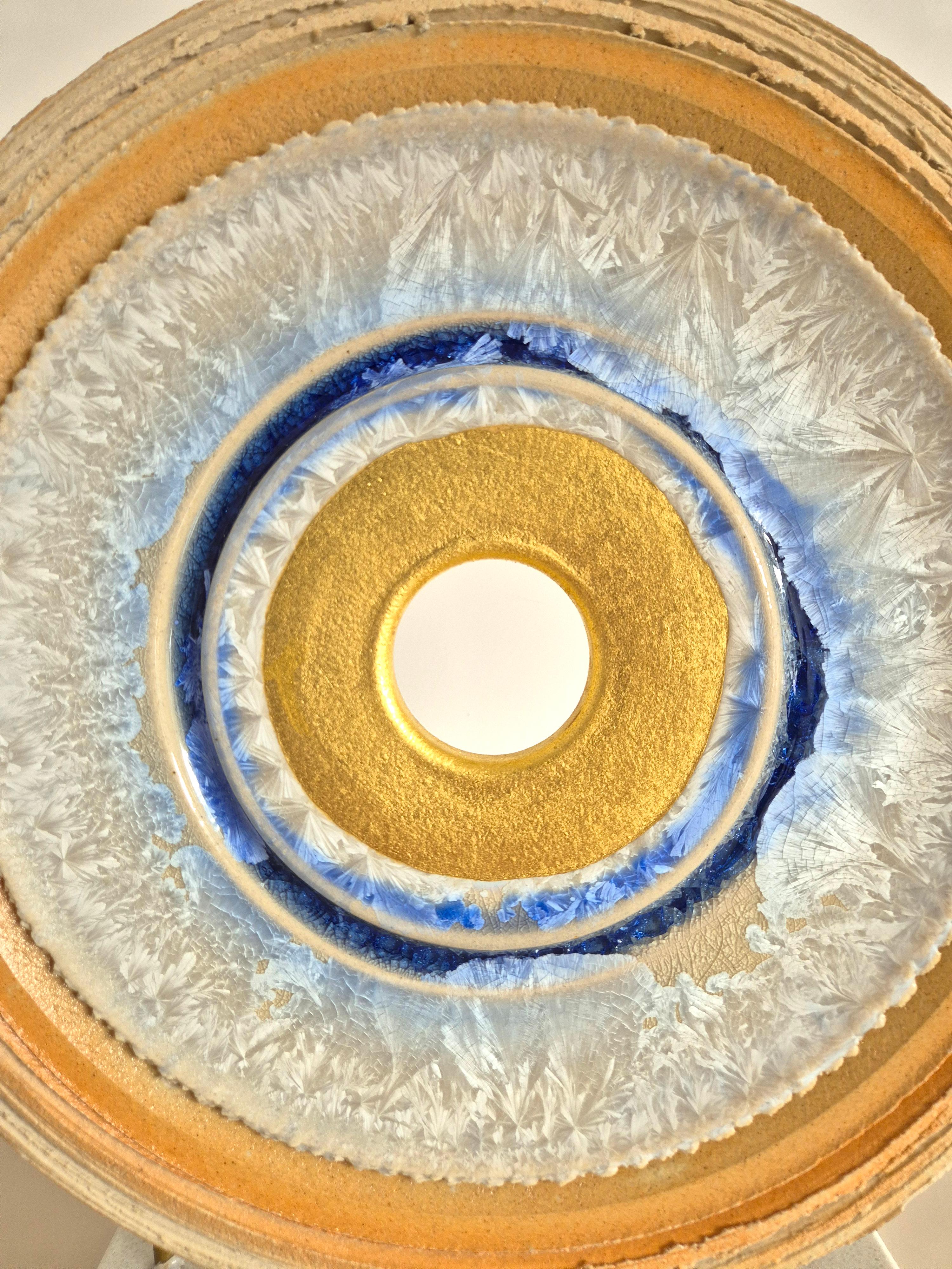 Creatio Continua Ice by Kuno Vollet - gold, blue circular ceramic sculpture en venta 5