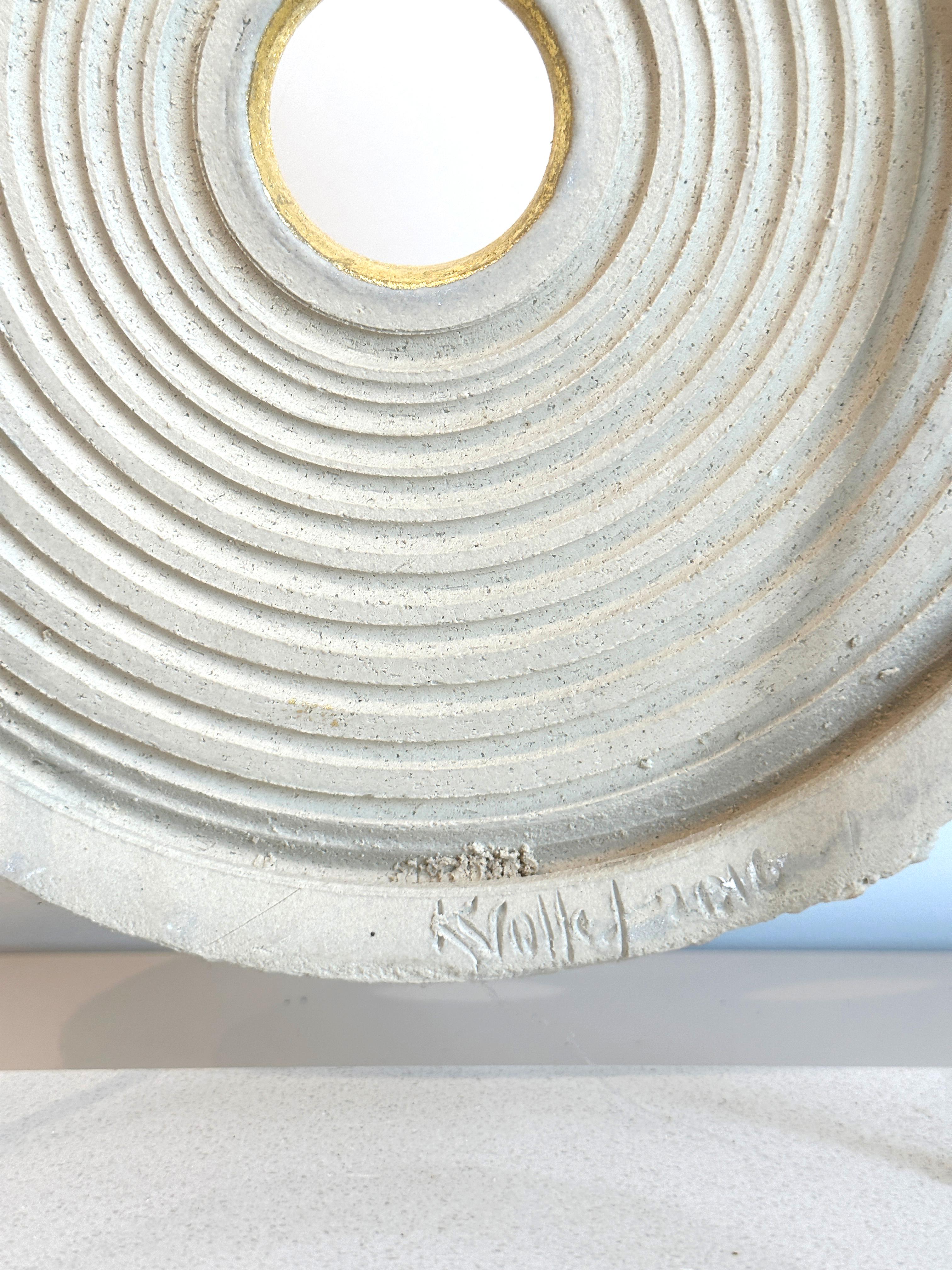 Creatio Continua Ice by Kuno Vollet - gold, blue circular ceramic sculpture en venta 7