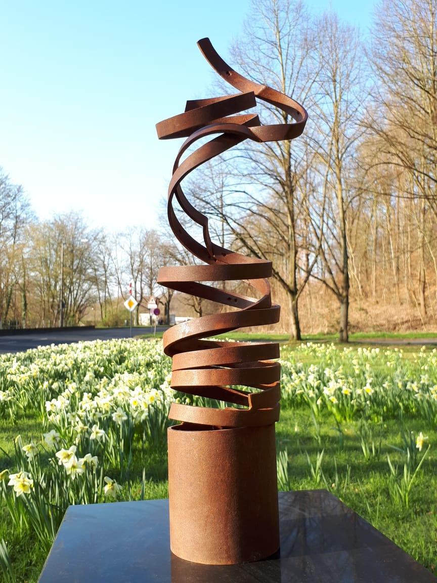 Espiral de danza de Kuno Vollet - Escultura contemporánea de acero oxidado para exteriores en venta 1