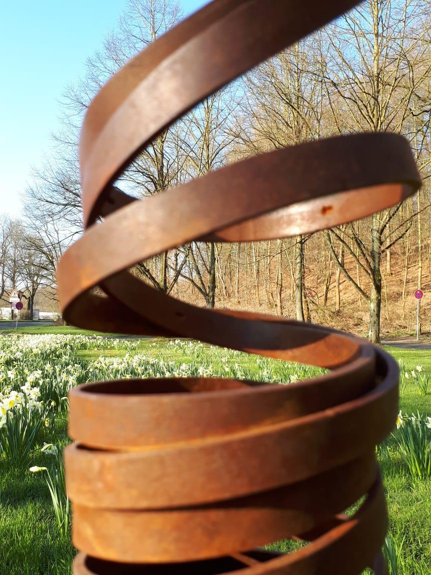 Espiral de danza de Kuno Vollet - Escultura contemporánea de acero oxidado para exteriores en venta 2