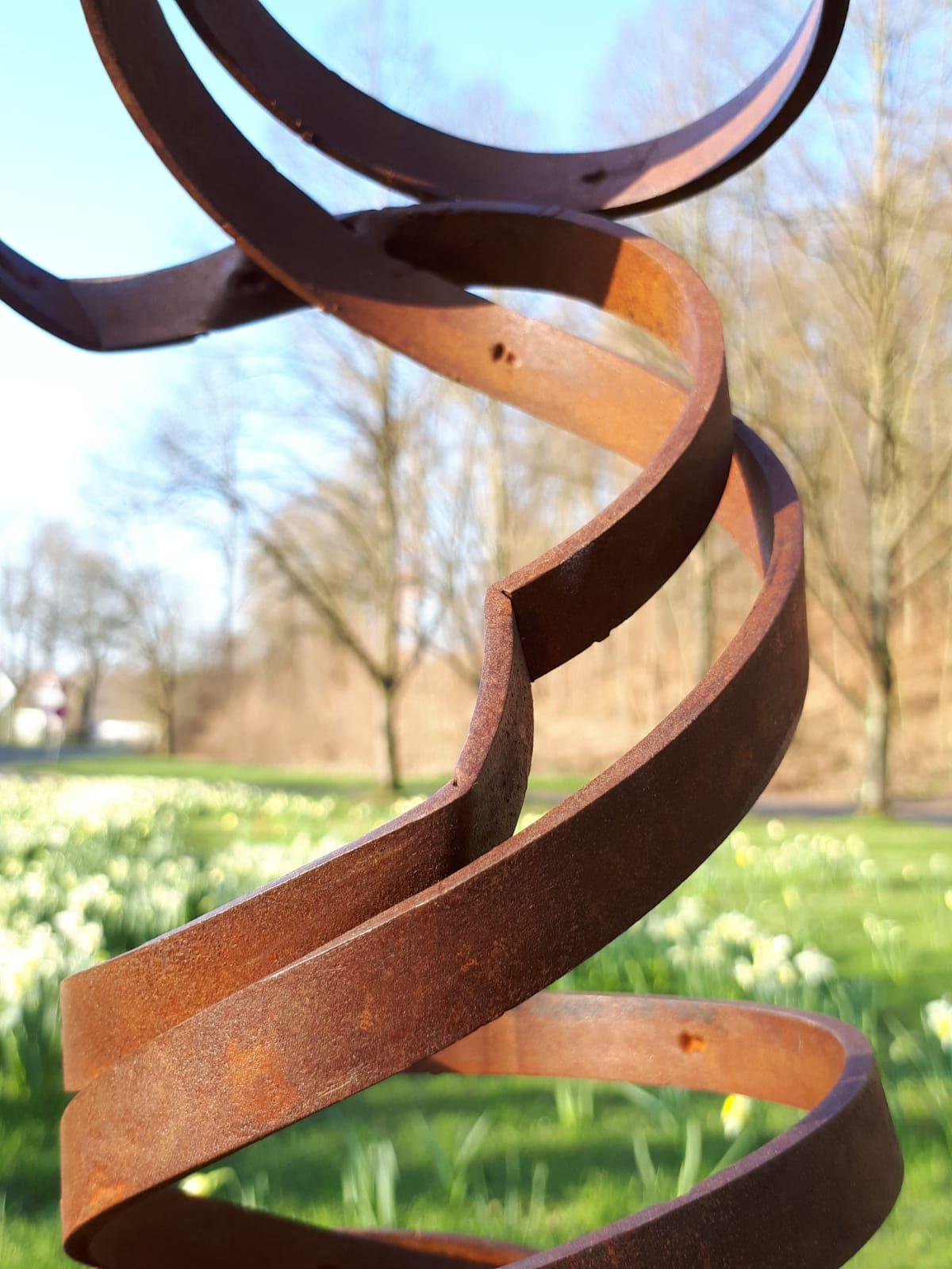 Espiral de danza de Kuno Vollet - Escultura contemporánea de acero oxidado para exteriores en venta 3
