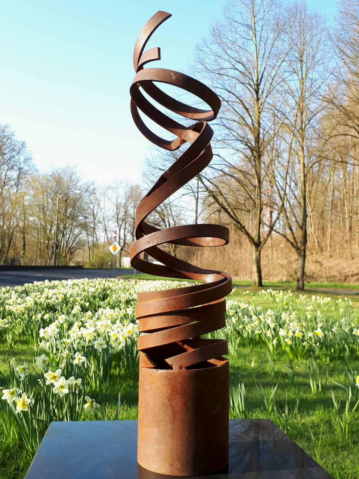 Dance Spiral von Kuno Vollet - Zeitgenössische Skulptur aus rostfarbenem Stahl für den Außenbereich