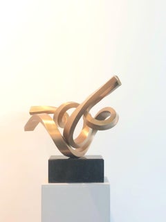 Dancing Elemente von Kuno Vollet – Skulptur aus gold polierter Bronze mit Granitsockel
