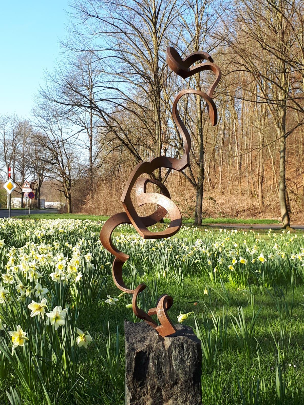 Artist: Kuno Vollet

Title: Dancing Spiral

Contemporary rusted steel sculpture for inside or garden outdoor spaces.

Beautiful circle - sign for infinity. Stunning large artwork. Possible to put on a pedestal or directly on to the ground.