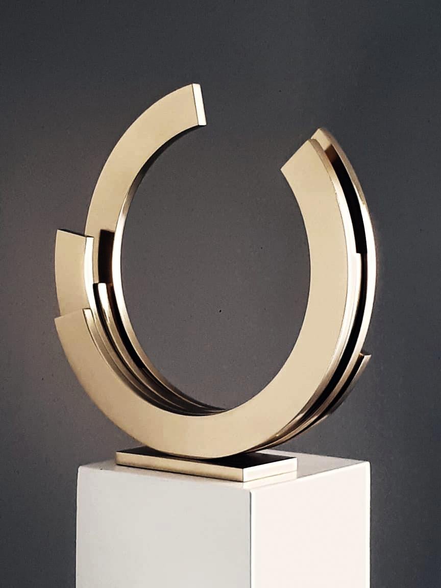 Golden Orbit de Kuno Vollet - Escultura contemporánea de latón con base de mármol