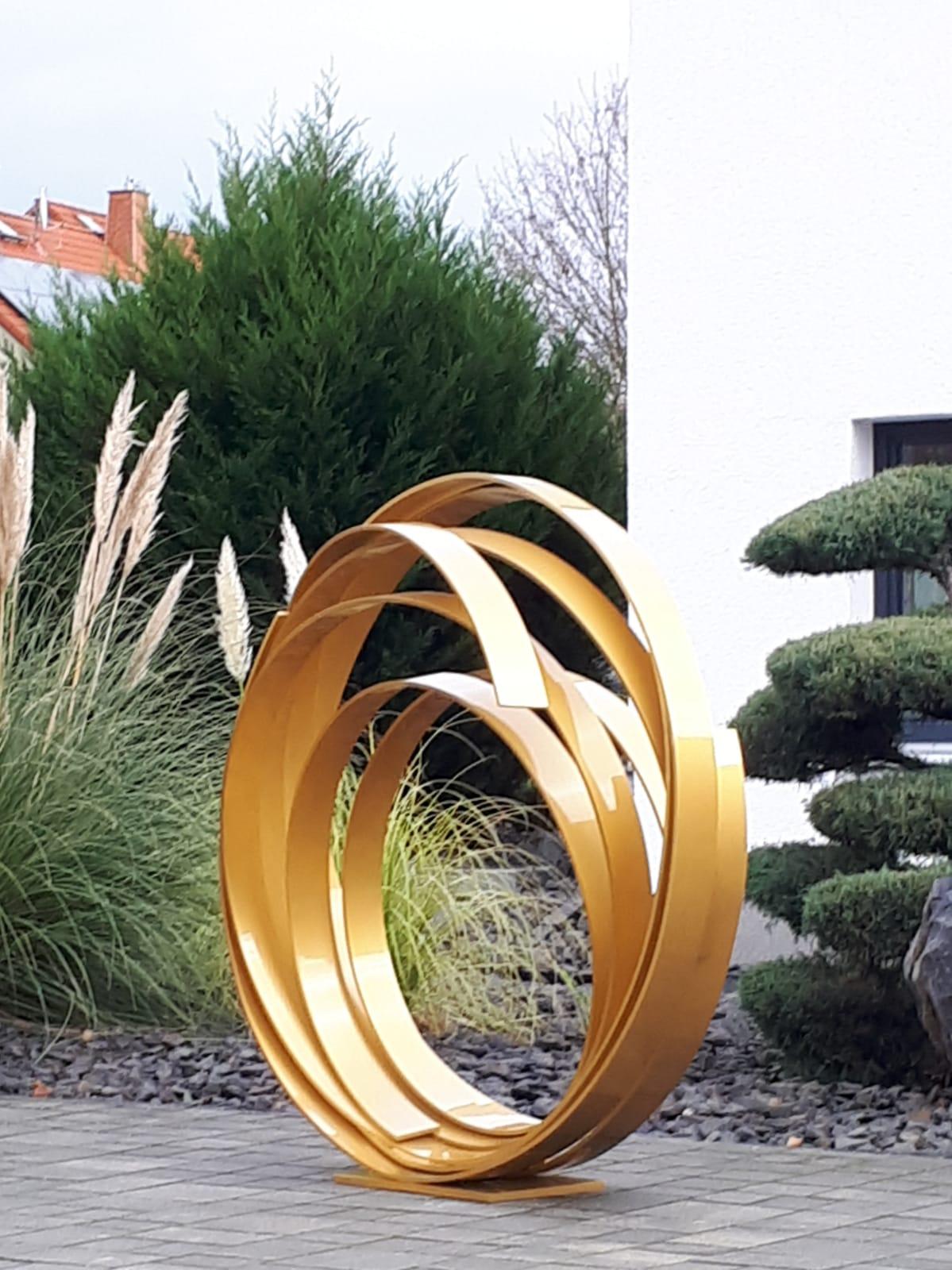 Orbita d'oro contemporanea in alluminio  scultura per esterni in vendita 1