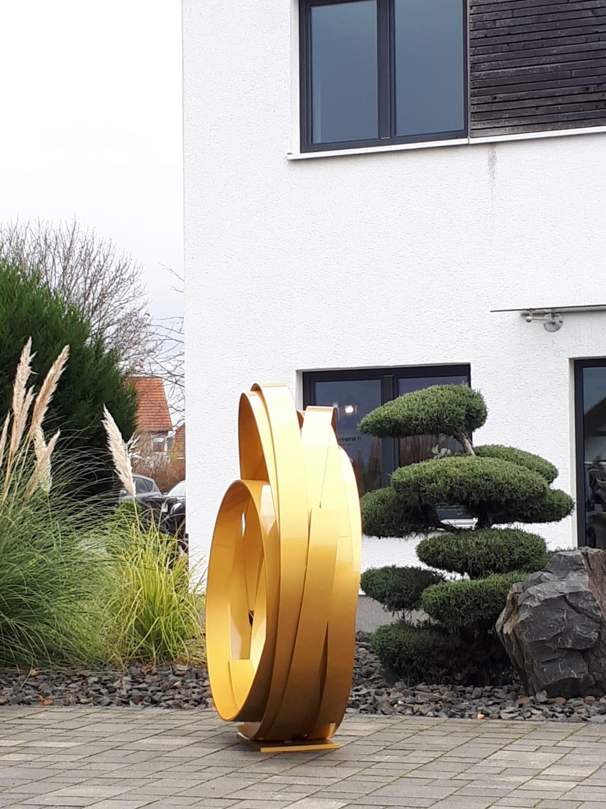 Orbita d'oro contemporanea in alluminio  scultura per esterni in vendita 3