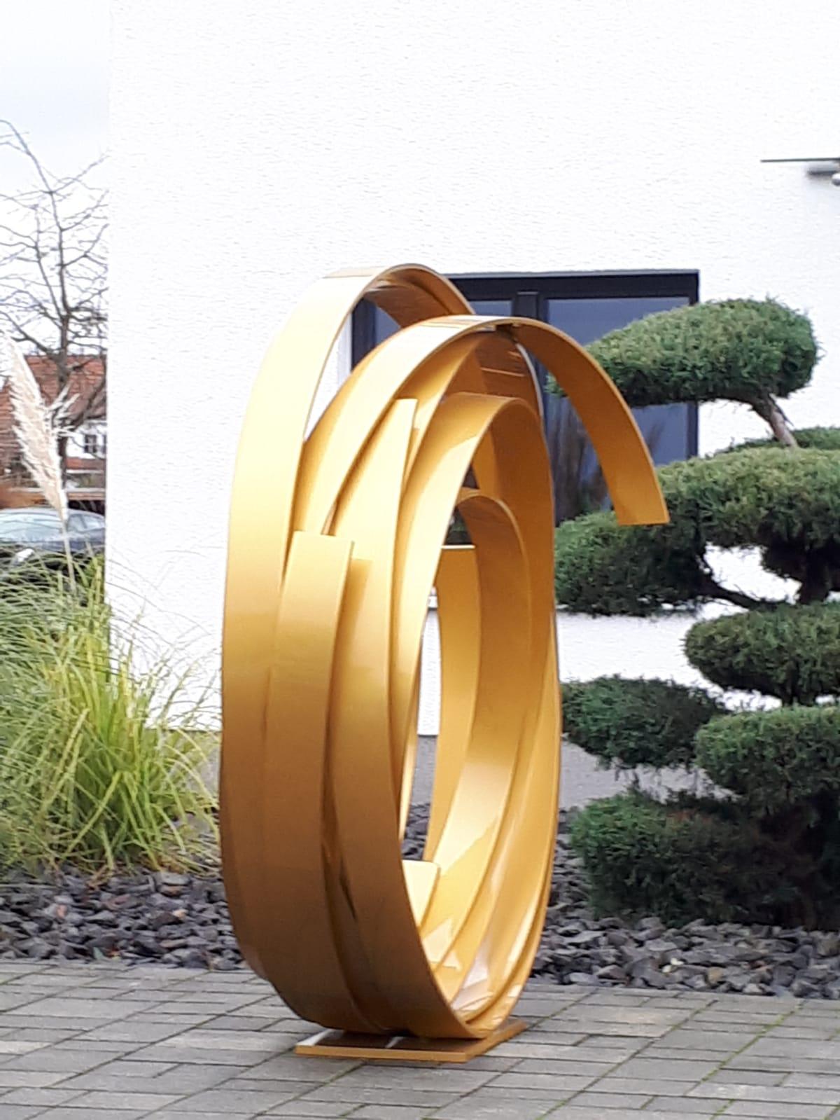 Orbita d'oro contemporanea in alluminio  scultura per esterni in vendita 4
