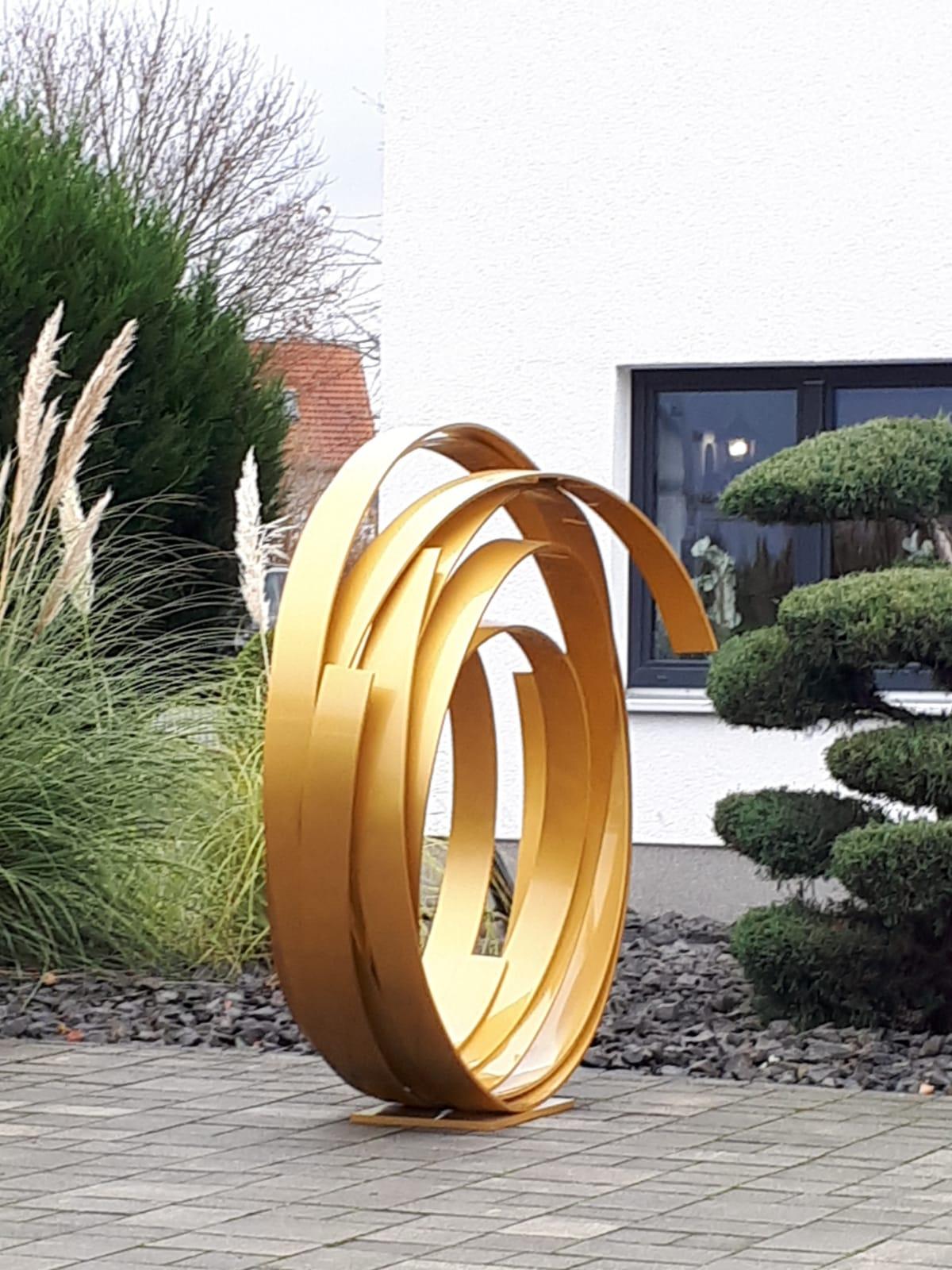 Orbita d'oro contemporanea in alluminio  scultura per esterni in vendita 6