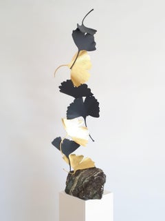 Scultura in bronzo grigio raffigurante un ginkgo con foglie dorate, stile contemporaneo, 80 cm