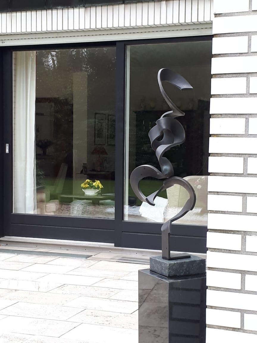Artist: Kuno Vollet

Title: High Schwerelos

Materials: Bronze sculpture with a dark patina on black granite base

Size:  90 cm height, base, 6 x 17 x 14 cm

Edition of 15
