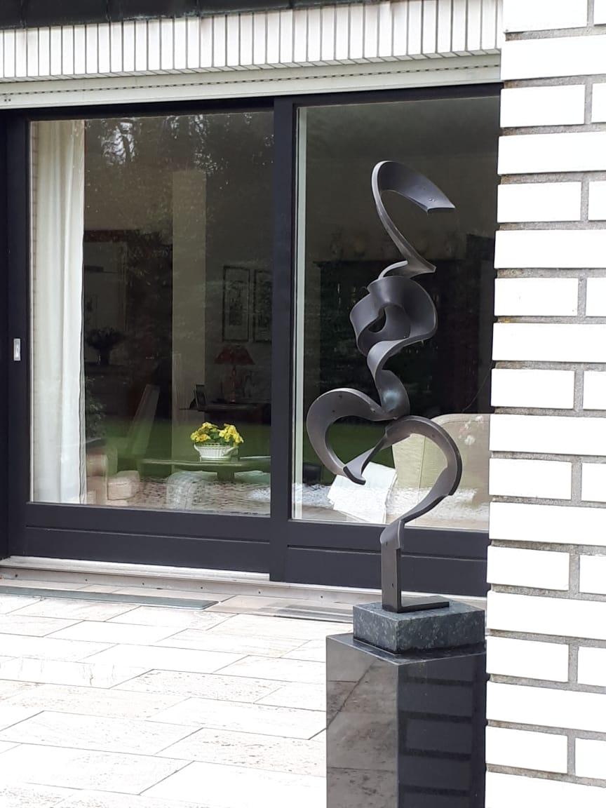 High Schwerelos by Kuno Vollet - Hohe Contemporary Schwarze Bronzeskulptur im Angebot 1