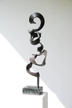 High Schwerelos di Kuno Vollet - Scultura contemporanea alta in bronzo nero
