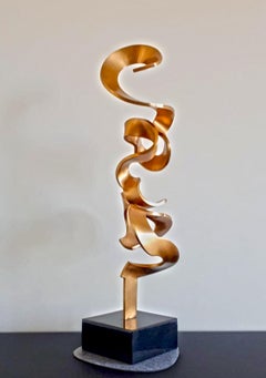 High Schwerelos Gold von Kuno Vollet - Zeitgenössische Skulptur aus Goldbronze