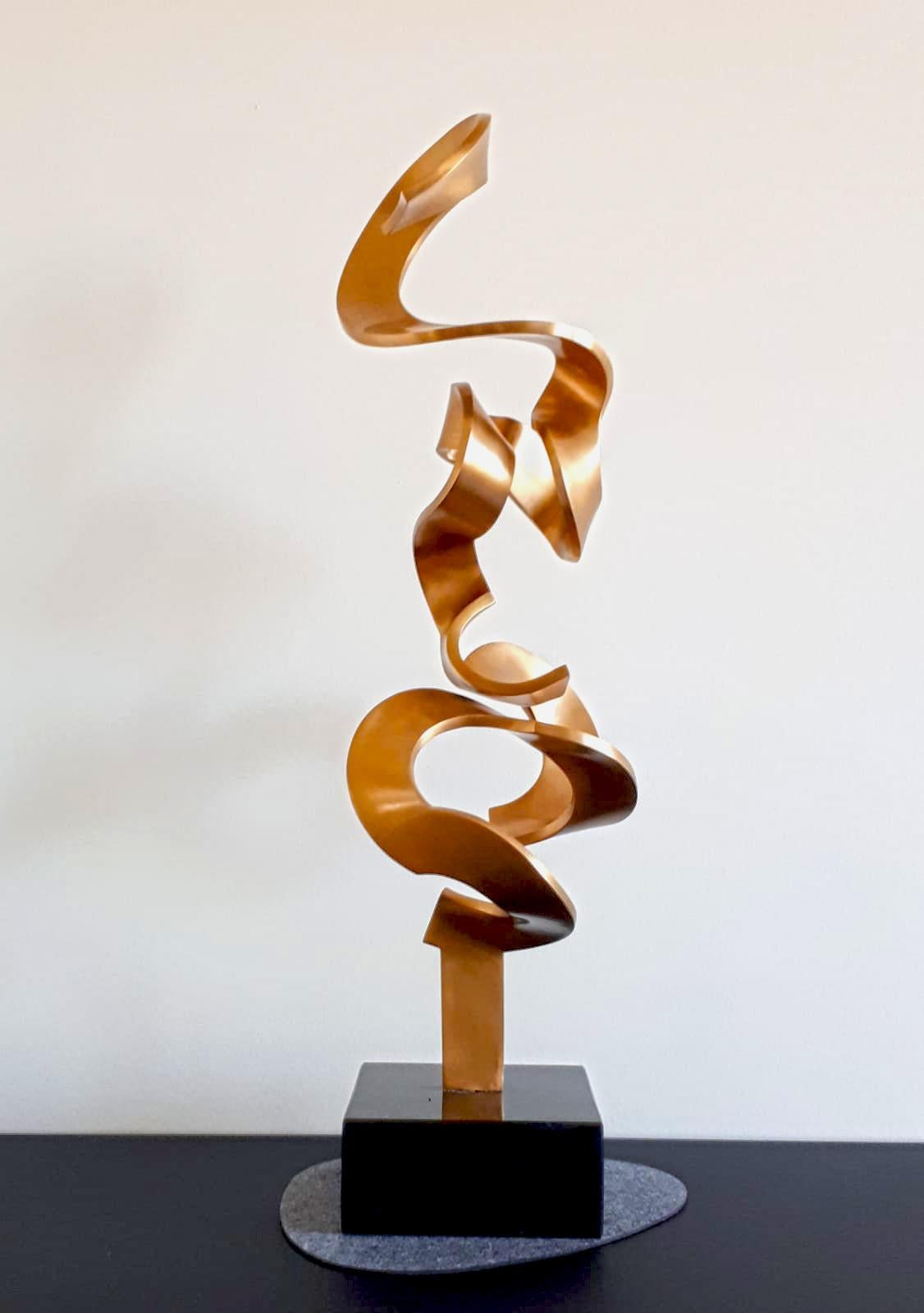 High Schwerelos Gold by Kuno Vollet - Contemporary Golden bronze sculpture For Sale 2