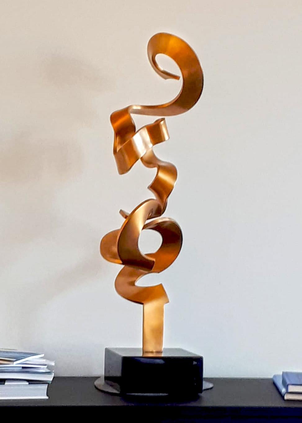High Schwerelos Gold von Kuno Vollet - Zeitgenössische Skulptur aus Goldbronze im Angebot 3