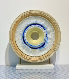 Sculpture circulaire bleu glacier avec feuille d'or, céramique, 34 x 30 cm