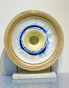 Sculpture circulaire bleu glacier avec feuille d'or, céramique, 34 x 30 cm