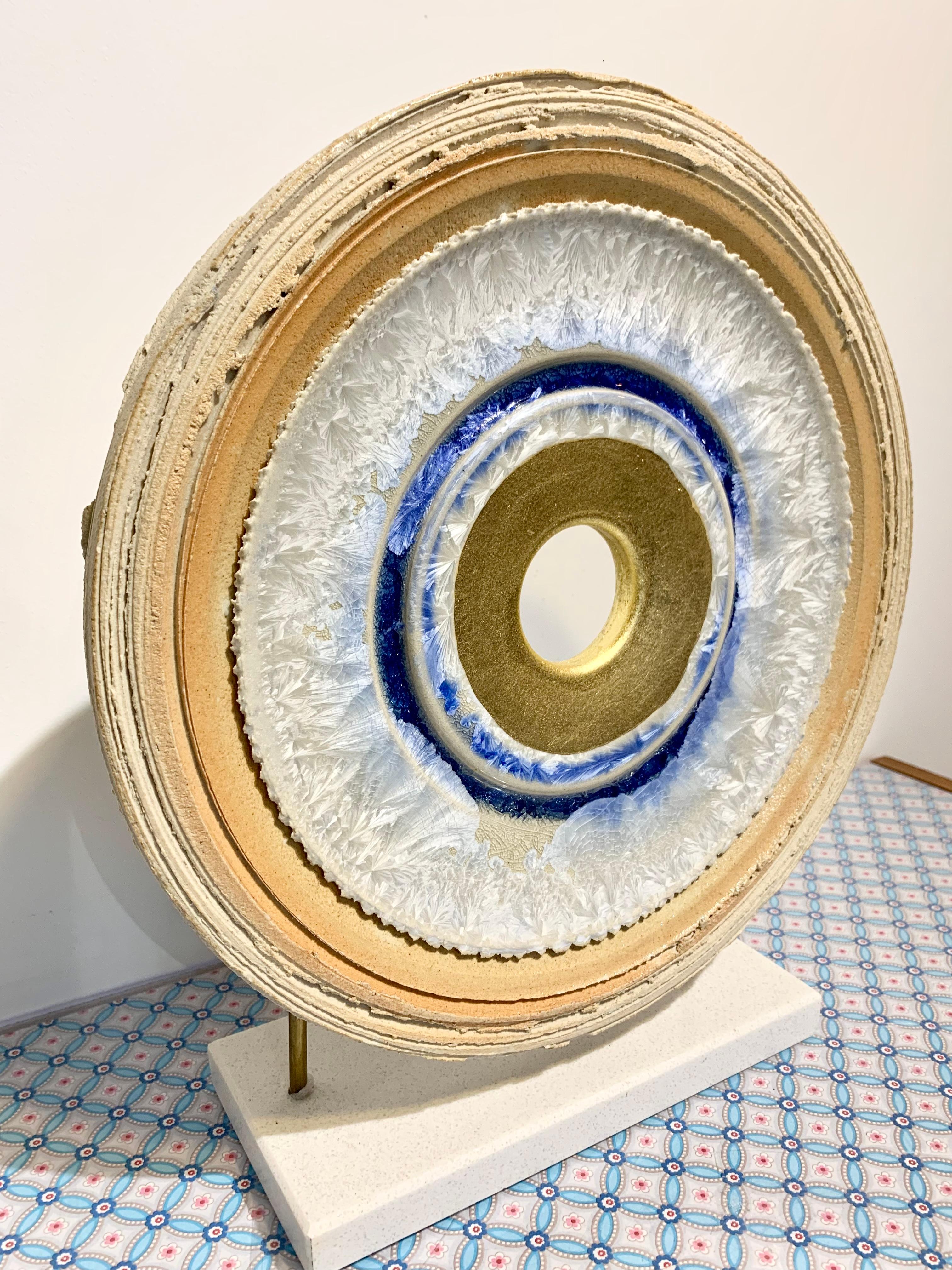 Eisblaue Creatio Continua von Kuno Vollet - goldene, blaue runde Keramikskulptur im Angebot 10
