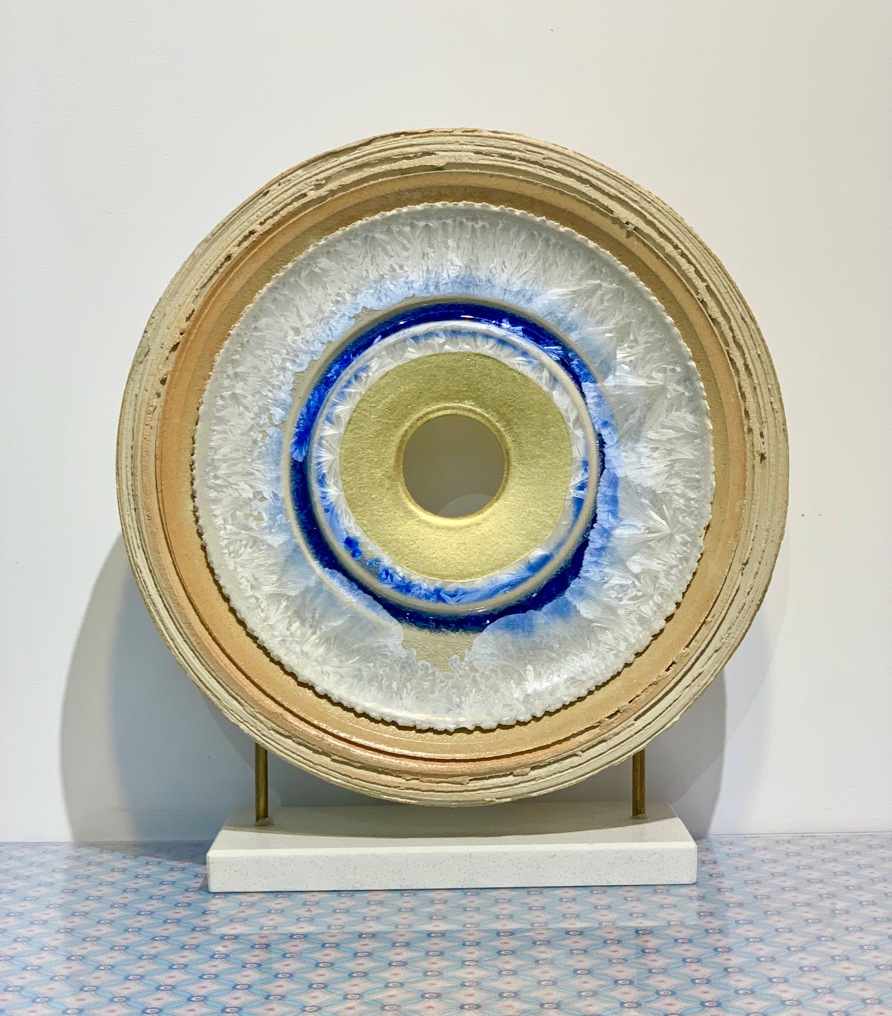 Ice Blue Creatio Continua de Kuno Vollet - escultura circular de cerámica dorada y azul en venta 1