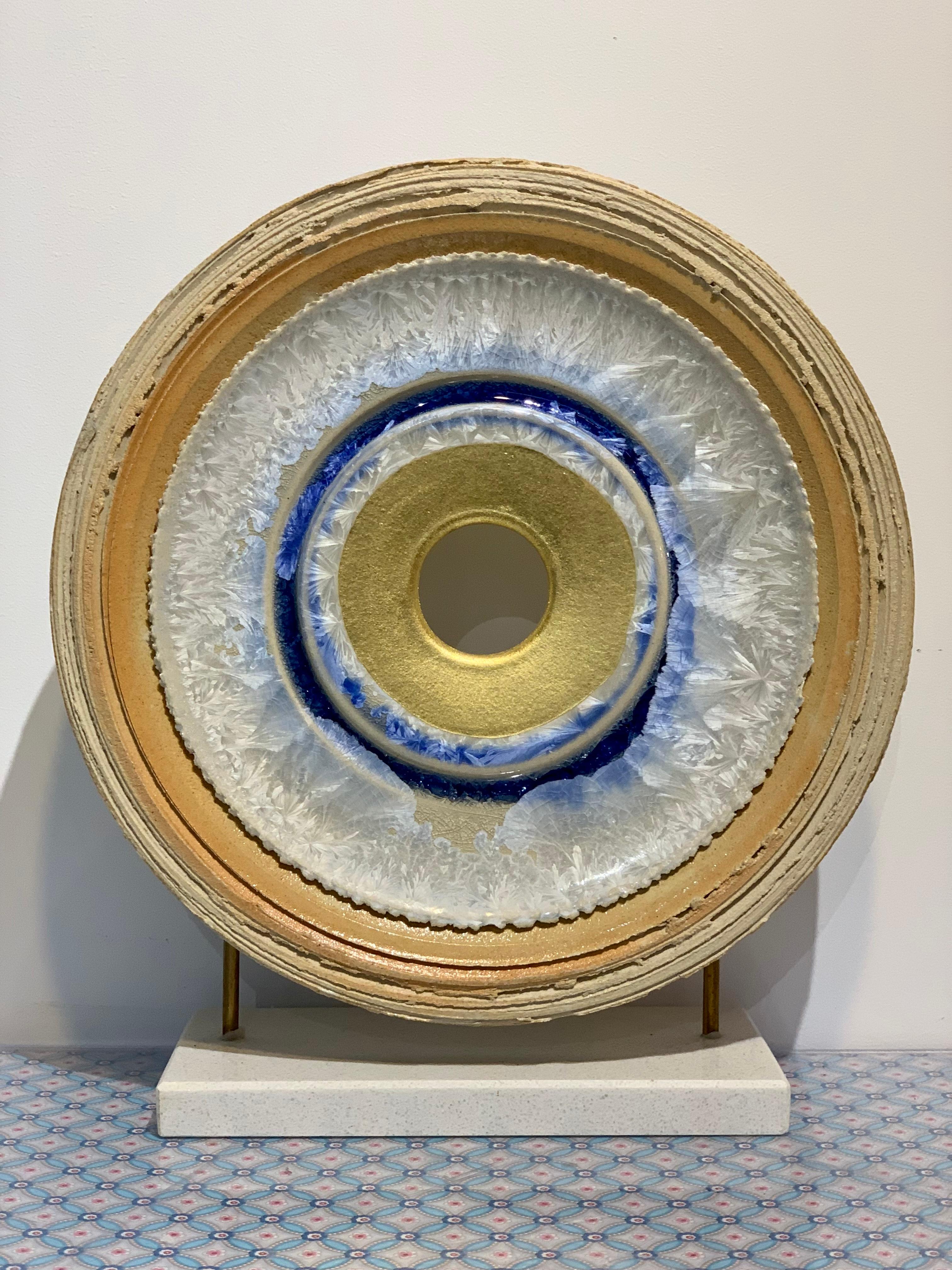Ice Blue Creatio Continua de Kuno Vollet - escultura circular de cerámica dorada y azul en venta 2