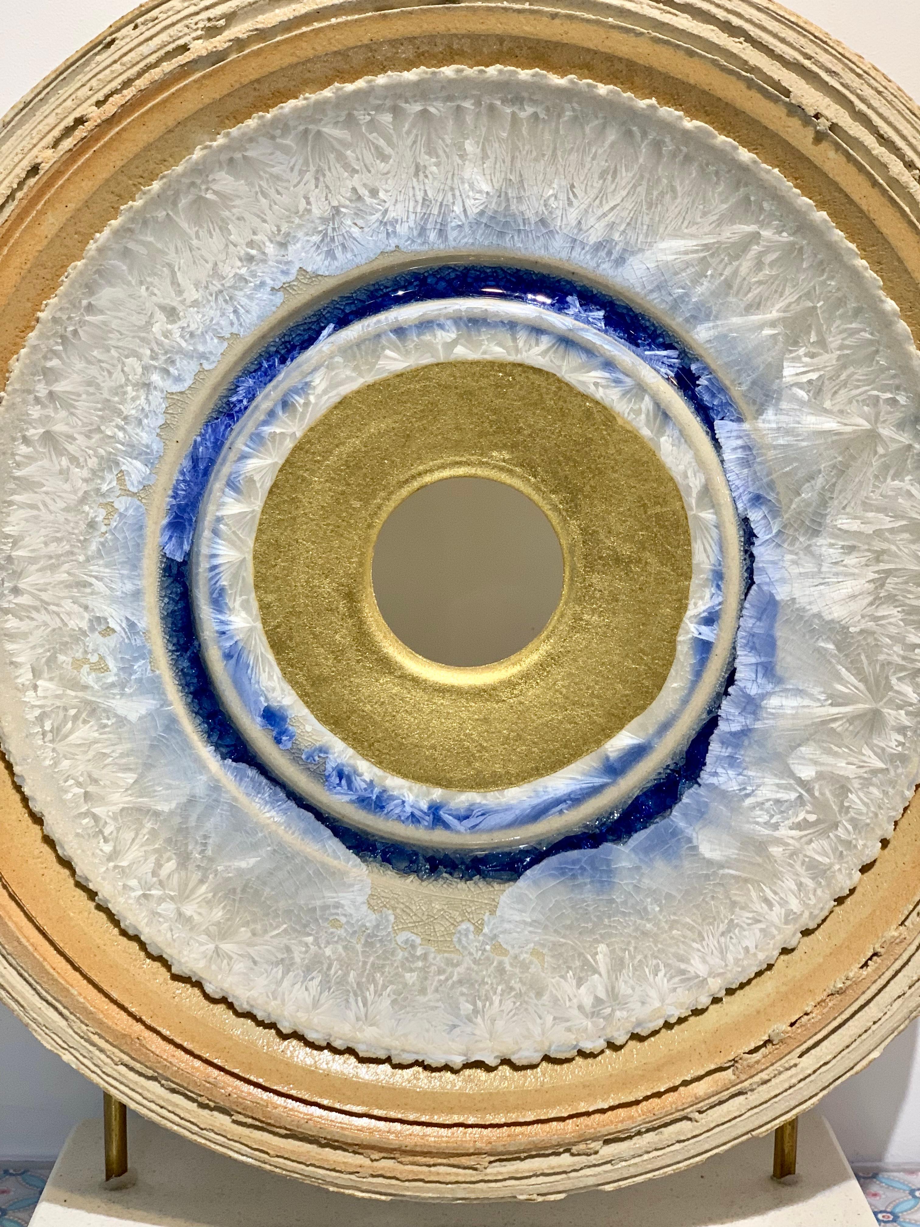 Ice Blue Creatio Continua de Kuno Vollet - escultura circular de cerámica dorada y azul en venta 3