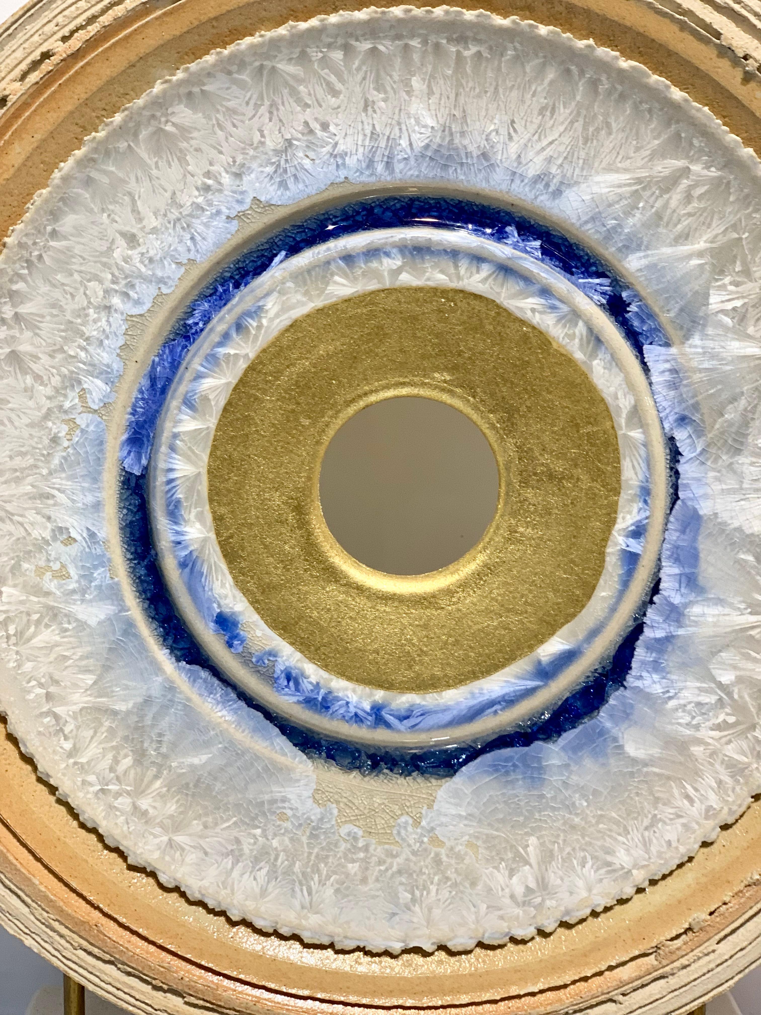 Eisblaue Creatio Continua von Kuno Vollet - goldene, blaue runde Keramikskulptur im Angebot 4