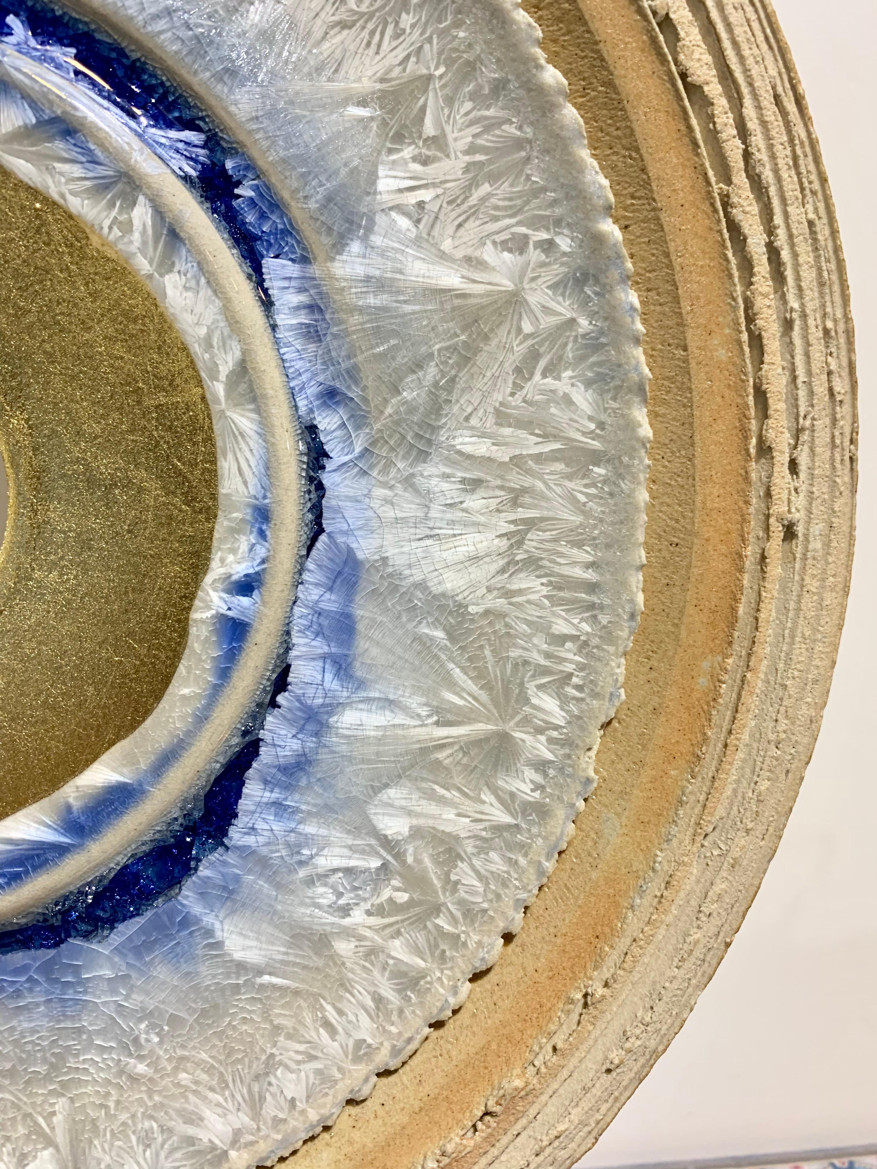 Eisblaue Creatio Continua von Kuno Vollet - goldene, blaue runde Keramikskulptur im Angebot 5