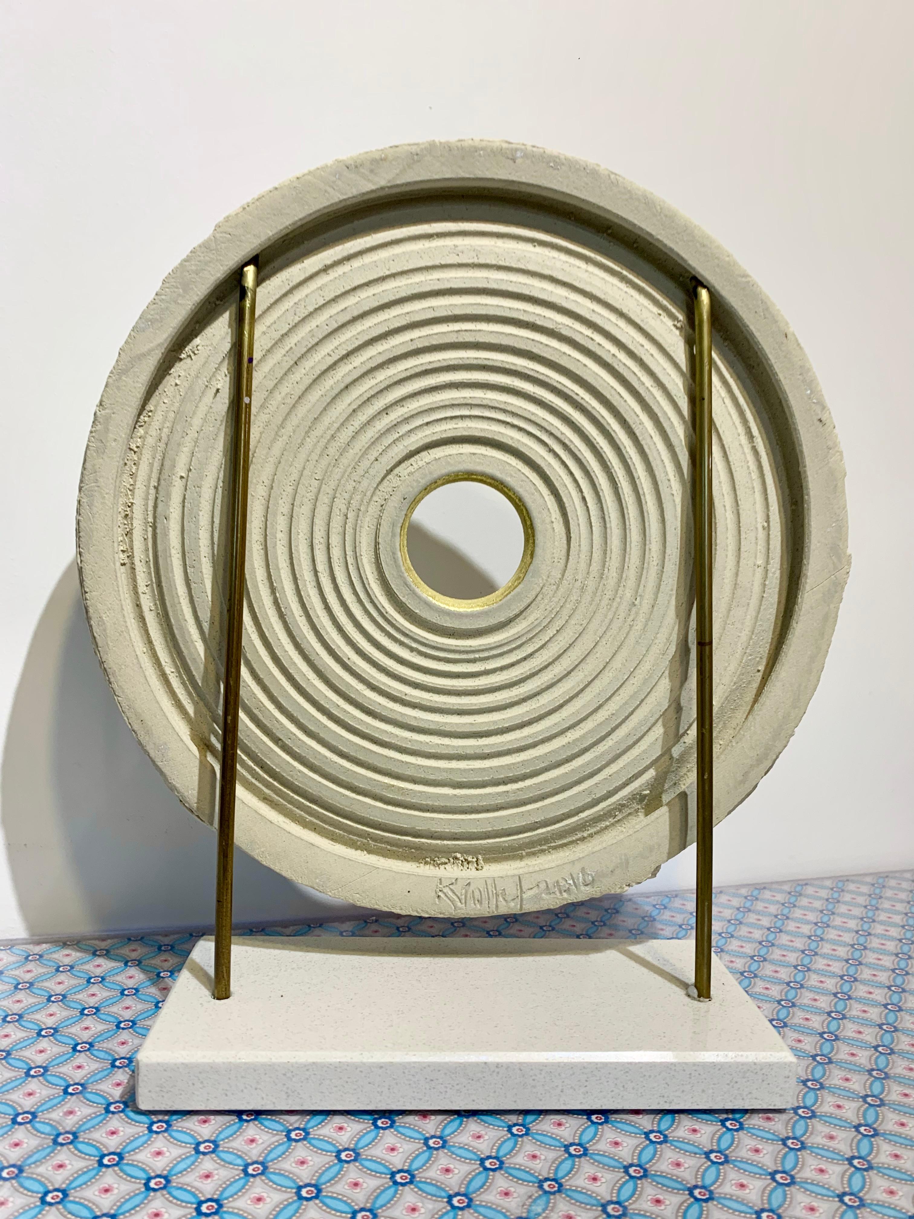 Ice Blue Creatio Continua de Kuno Vollet - escultura circular de cerámica dorada y azul en venta 6