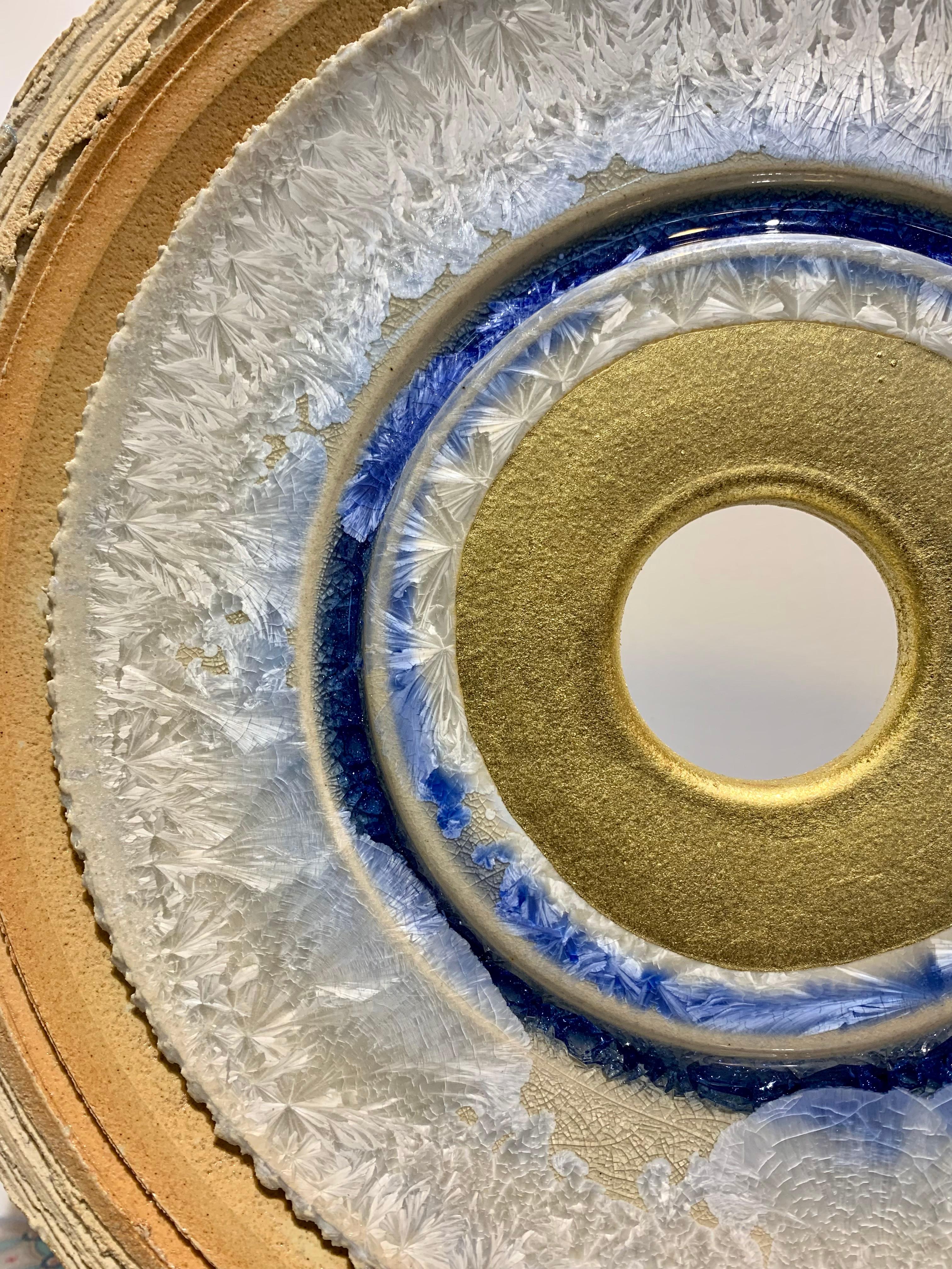 Eisblaue Creatio Continua von Kuno Vollet - goldene, blaue runde Keramikskulptur im Angebot 7